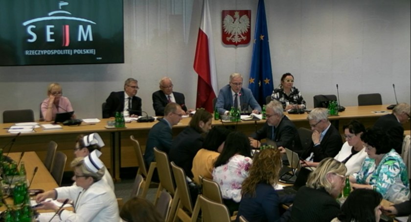 Sejmowa Komisja Zdrowia odrzuciła poprawki Senatu dotyczące wynagrodzeń w ochronie zdrowia