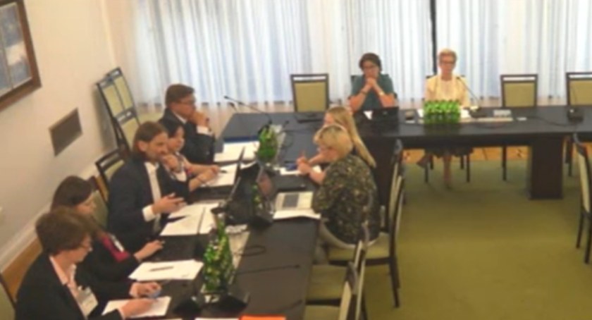 Senacka Komisja Zdrowia o projekcie ustawy o zawodach pielęgniarki i położnej 