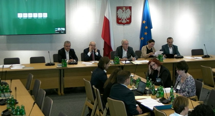 Ustawa o zawodach pielęgniarki i położnej wróciła do Sejmu