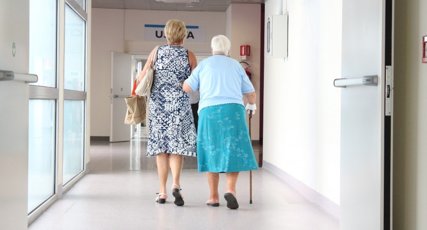 Nakłady na opiekę długoterminową i hospicyjną rosną, a sytuacja chorych jest dramatyczna