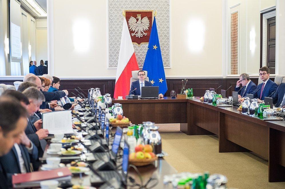 Rząd dziś m.in. o dodatku 500 zł dla osób niesamodzielnych i minimalnych płacach w zdrowiu