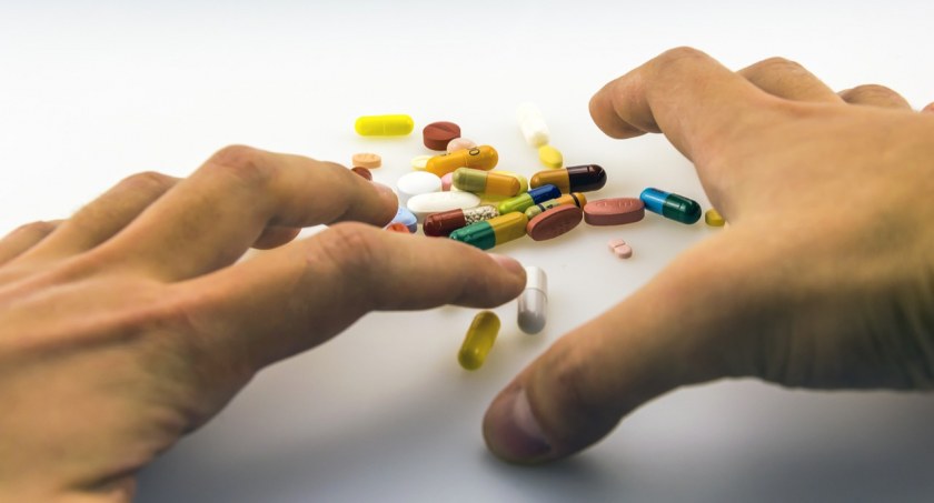 W jaki sposób monitorować w szpitalach stosowanie antybiotyków?
