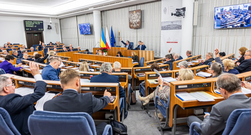 Przesunięcie kosztów finansowania świadczeń z MZ do NFZ. Senat jest przeciw