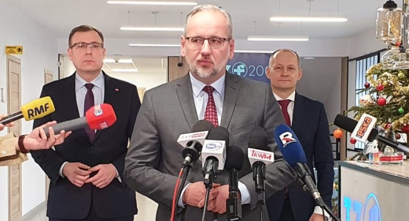Minister Niedzielski: wystawianie zwolnień przez inne zawody niż lekarze to temat drugiego rzędu
