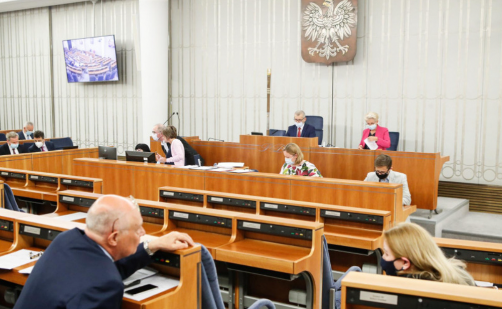 Senat: komisja za uproszczeniem orzekania COVID-19 jako choroby zawodowej