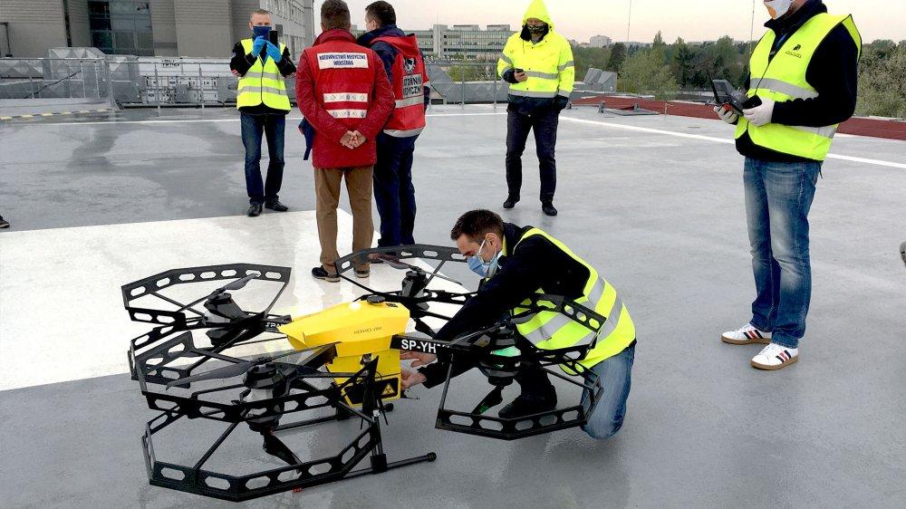 Bezzałogowy transport próbek wirusa nad Warszawą