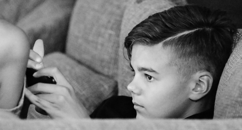 Badanie. Skłonności i samobójcze powiązane z czasem spędzonym przed ekranami w dzieciństwie
