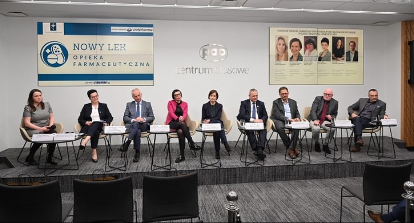Farmaceuta wyjaśni pacjentom jak prawidłowo przyjmować nowe leki