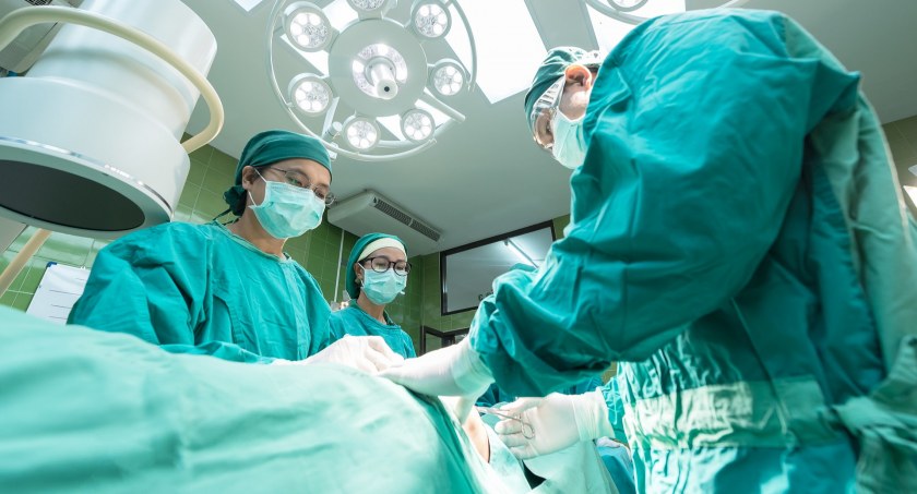 Badanie: dwa tygodnie po rozpoznaniu COVID-19 można bezpiecznie operować