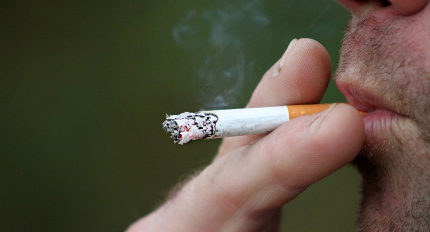 Eksperci PAN: wzrasta odsetek Polaków palących papierosy