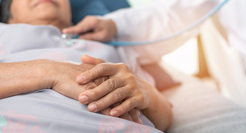 MRPiPS: wyniku pandemii COVID-19 w Polsce nastąpiło skrócenie prognozowanej długości życia