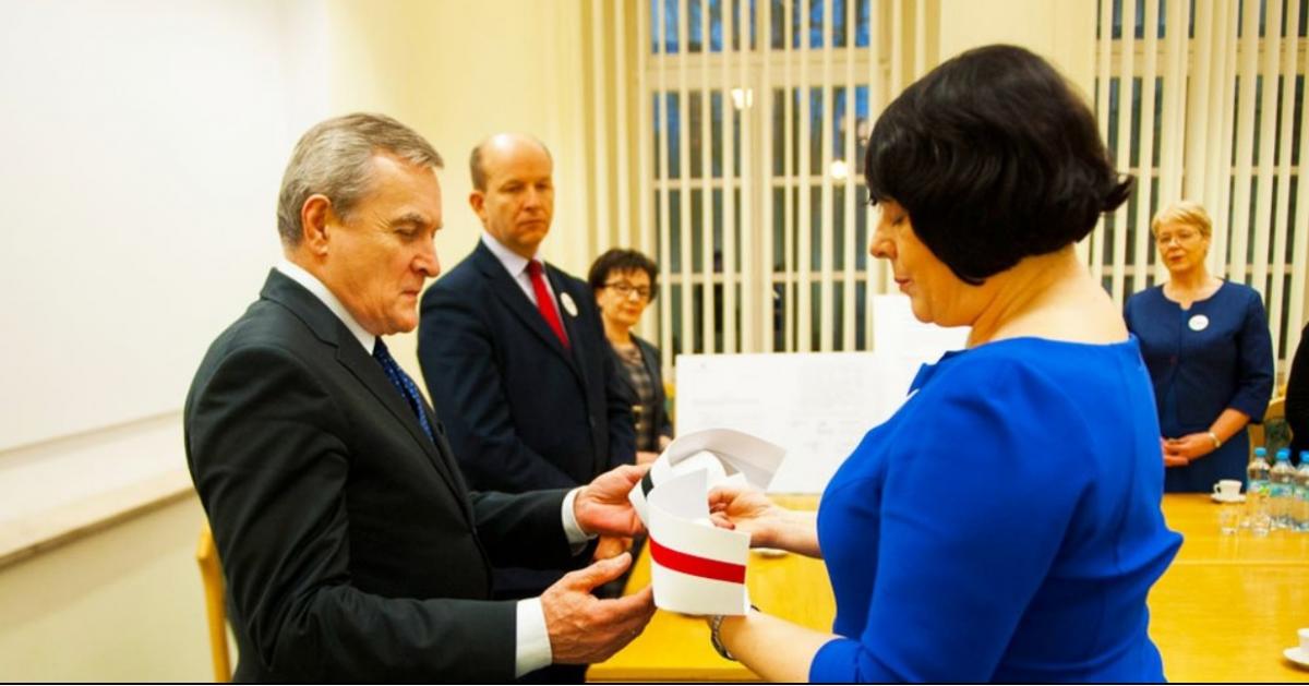Wicepremier Gliński odebrał od pielęgniarek pół miliona recept poparcia dla akcji  