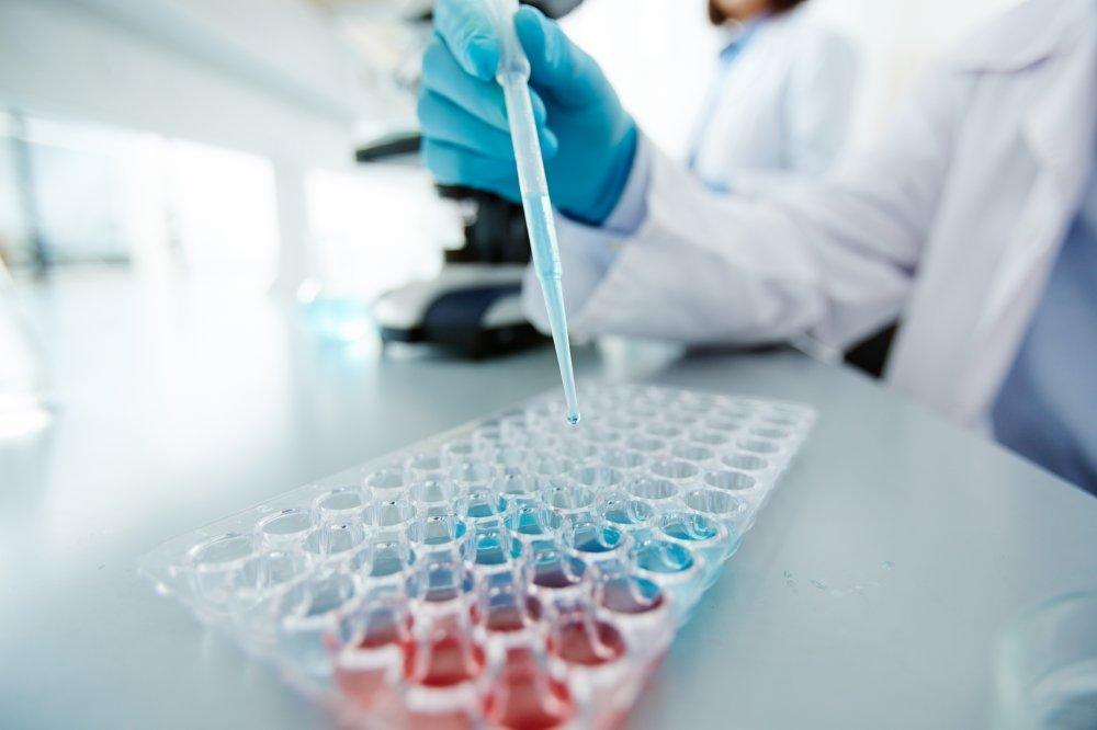 Pandemia COVID-19 zwiększyła zaufanie do firm farmaceutycznych
