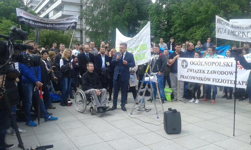 Arłukowicz: fizjoterapeuci wygrali wojnę z PiS o ustawę
