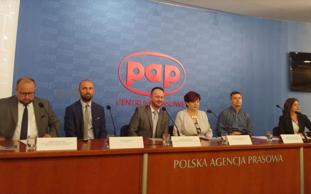 Polacy boją się braku leków w aptekach. Badanie polskich producentów