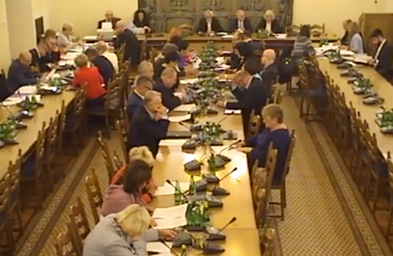 W Komisji Zdrowia już głosują specustawę