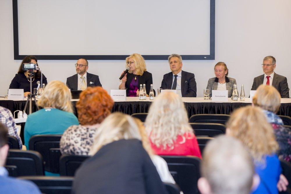 Fotorelacja z debaty PZ: „Światowy dzień guzów neuroendokrynnych (NET) Co o nich wiemy? Jak je diagnozujemy? Jak je leczymy?