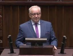 B. Piecha o Funduszu Medycznym: korzyść dla pacjentów, bez względu na koszt