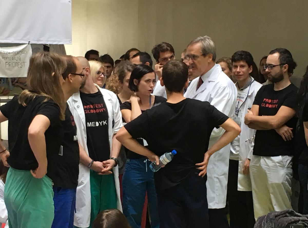 Hamankiewicz: młodzi lekarze próbują wyciągnąć opiekę zdrowotną z dna