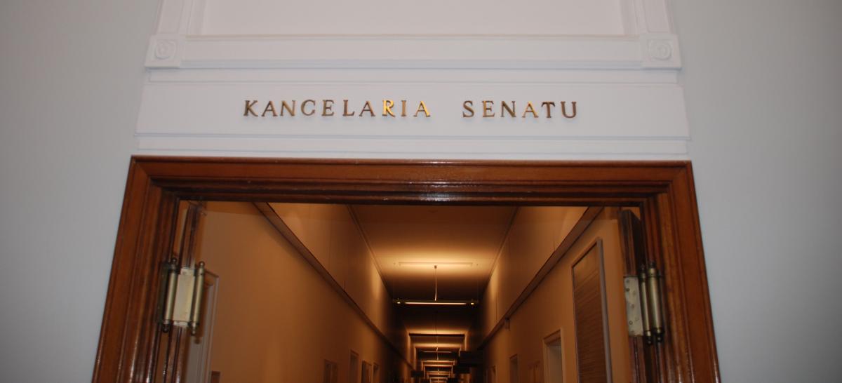 Senaccy prawnicy krytycznie o „aptece dla aptekarza”
