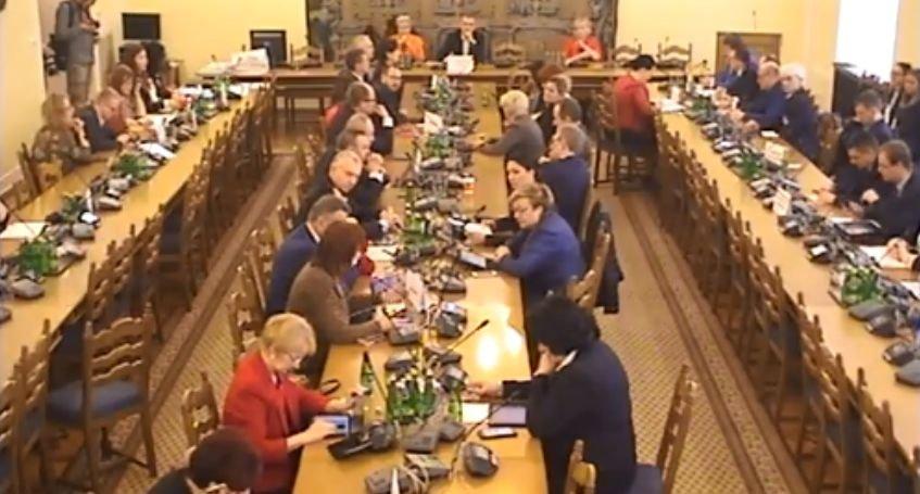 Sejm: MZ nie wie ile osób w kraju dostało nieprawidłowe szczepionki