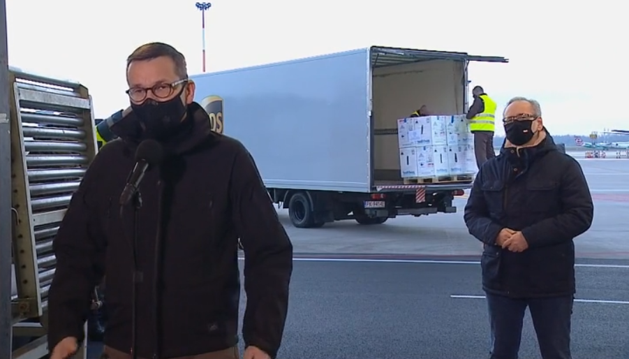 Premier: do Polski przyleciało 300 tys. kolejnych dawek szczepionki