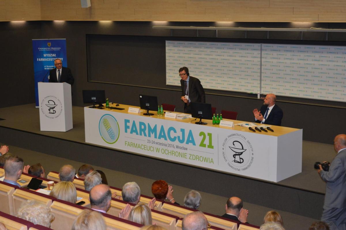 Eksperci: trzeba zwiększyć rolę farmaceuty w opiece nad pacjentami