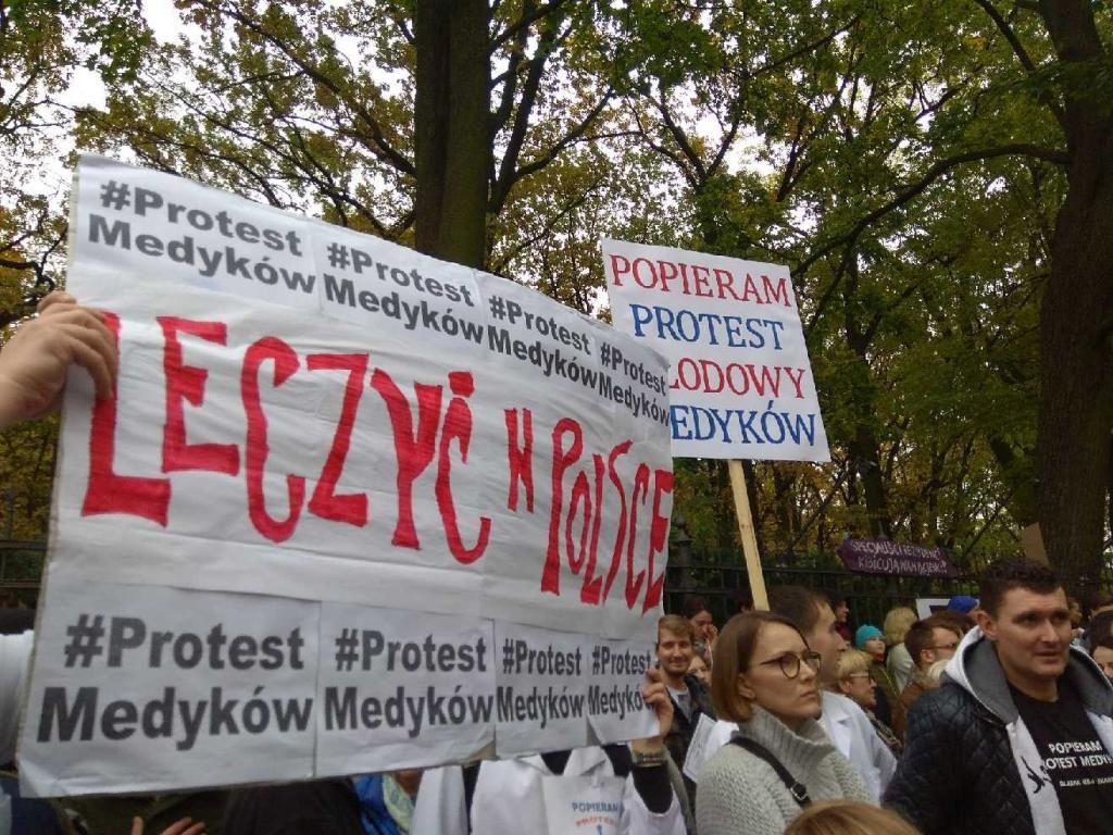 Pikieta młodych lekarzy pod KPRM