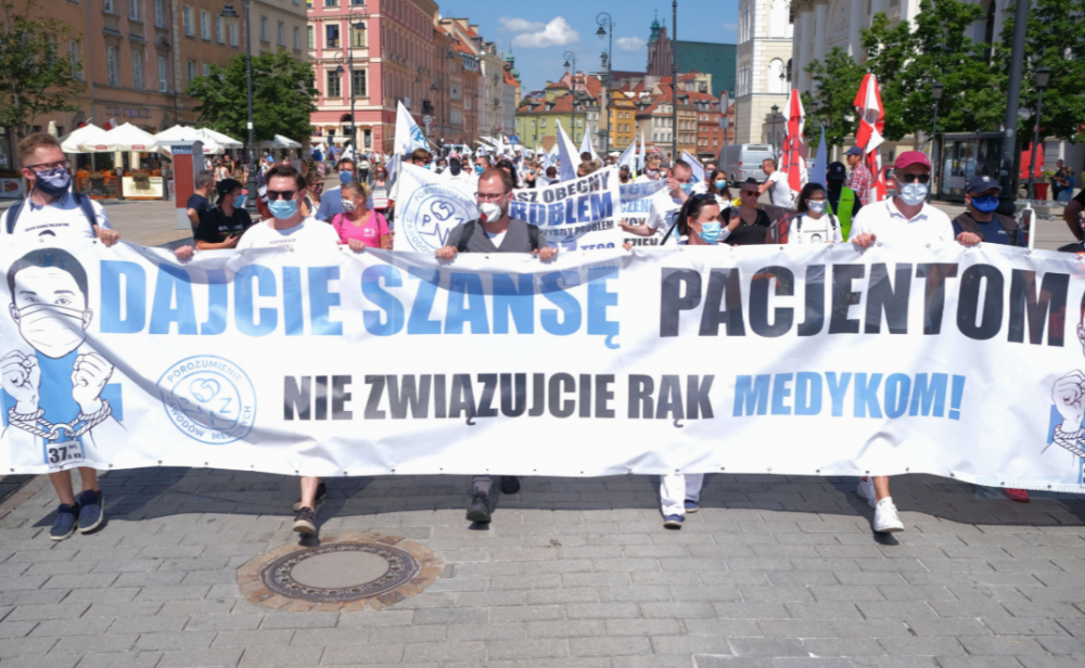 Medycy protestują w stolicy. Przypominają o problemach w ochronie zdrowia