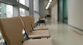 Lekarze chcą być przyjmowani poza kolejką. Co z innymi zawodami medycznym?
