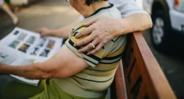 Co trzecia demencja może mieć związek z utratą słuchu. Naukowcy biją na alarm