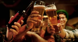 „Abonament na piwo” – zarząd Żabki rozpija Polaków?