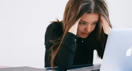 Stres w pracy Polaków się nasila. Dlaczego najbardziej cierpią kobiety, młodzi i pracujący zdalnie?