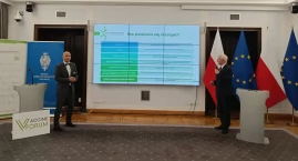 Dr farm. Mikołaj Konstanty z NIA i prof. Wysocki z Zakładu Profilaktyki Zdrowotnej: 