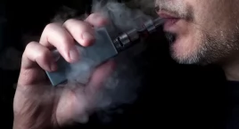 Ten trend widać na ulicach. Spada liczba palaczy papierosów, ale rośnie popularność e-papierosów