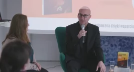 „Po zaostrzeniu zawsze wstaje słońce” – książka Jacka Hołuba o życiu z chorobą Leśniowskiego-Crohna i wrzodziejącym zapaleniem jelita grubego