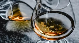 Reklamy alkoholu zwiększają pragnienie i spożycie, pokazuje nowe badanie