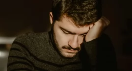 Depresja u ojców pojawia się później niż u matek. Badania pokazują niepokojący moment