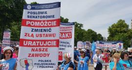 Medycy przed Sejmem. Trwa protest pielęgniarek i położnych