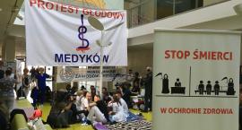 Rezydenci: MZ próbuje podzielić środowisko