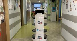 Kot - robot bawi pacjentów i pomaga personelowi medycznemu w Chorzowie