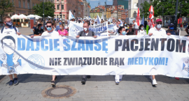 Medycy protestują w stolicy. Przypominają o problemach w ochronie zdrowia