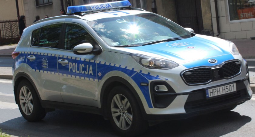 Trzy osoby odwieziono do szpitala po uderzeniu auta w hydrant
