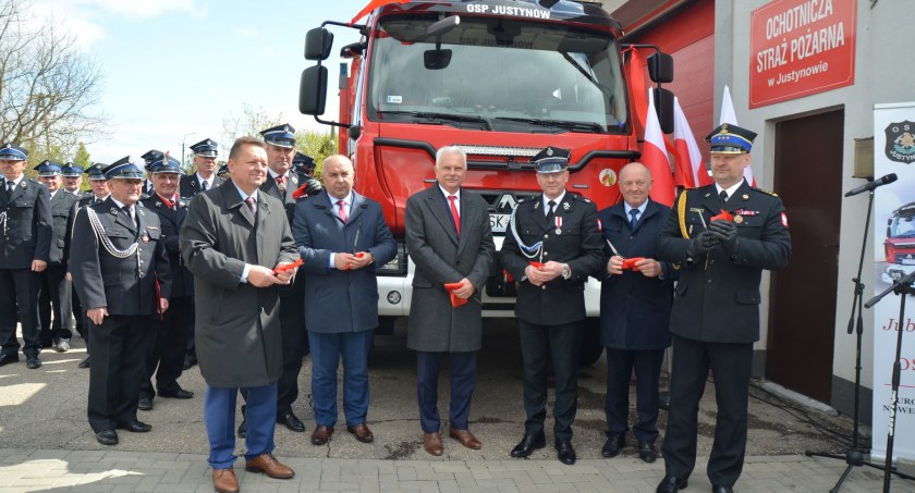 Jubileusz OSP Justynów z nowym samochodem