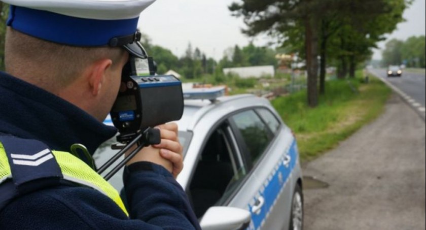Przekroczył prędkość, nie zapiął pasów i... nie miał prawa jazdy