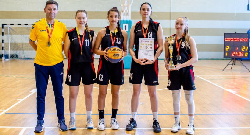 Koszykarki z Liceum Salezjańskiego z dwoma cennymi trofeami
