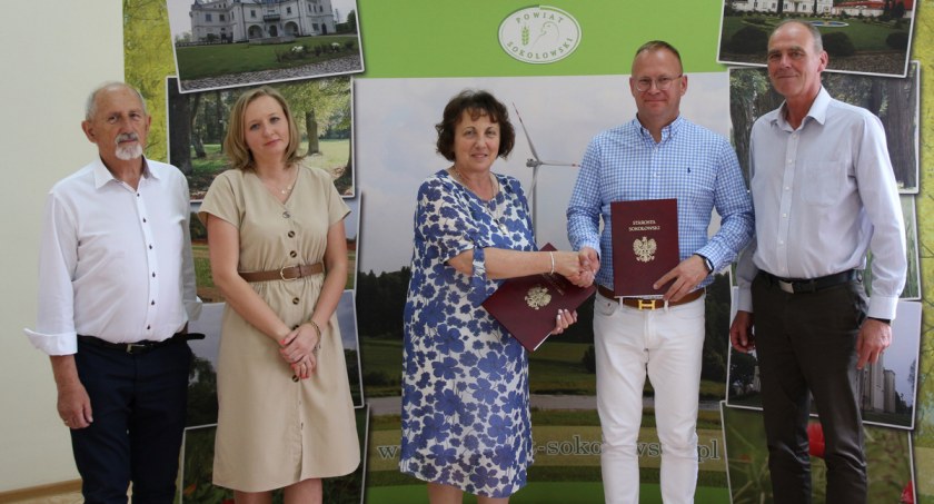 Powiat podpisał umowy na remont 14 odcinków dróg