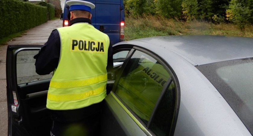 Na oczach policjantów najpierw jechał wężykiem, potem wbił się do rowu