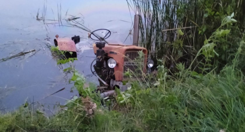 Strażacy wyciągali traktor ze stawu