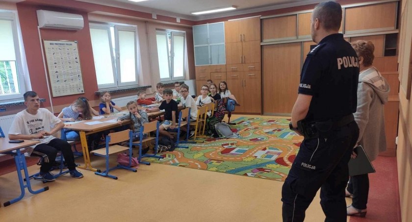 Co robią policjanci w szkołach na terenie powiatu w wakacje?